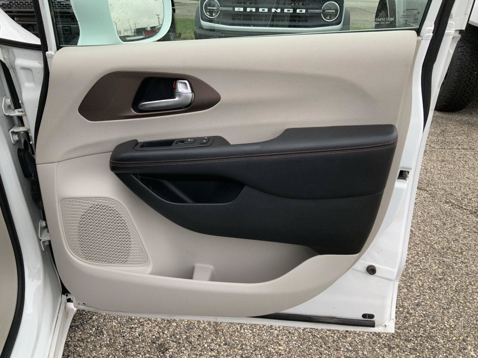 Used 2017 Chrysler Pacifica Touring-L FWD image 49