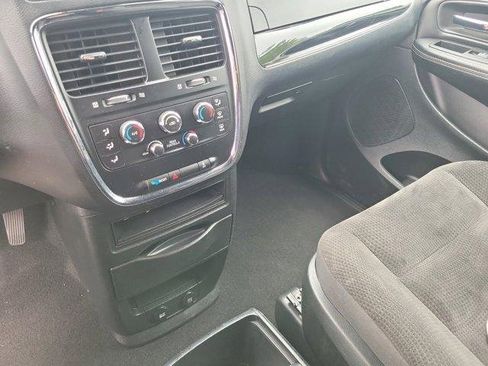 Used 2018 Dodge Grand Caravan SE image 28