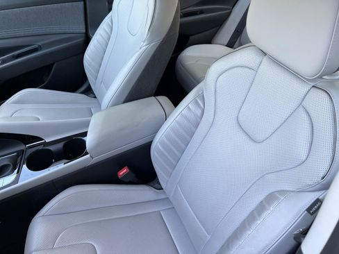 Used 2025 Hyundai Elantra Limited FWD image 11