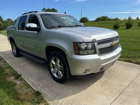 Used 2013 Chevrolet Avalanche LTZ AWD/4WD image 9