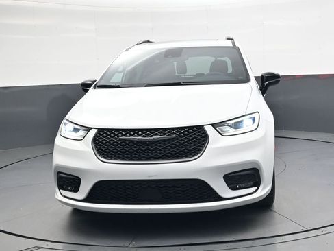 Used 2025 Chrysler Pacifica Limited FWD image 9