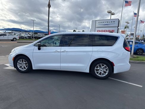 Used 2024 Chrysler Pacifica Touring-L image 9