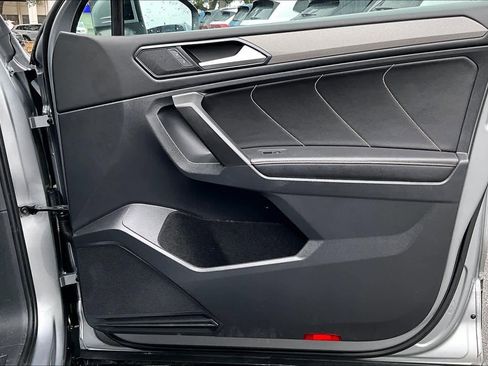 Used 2022 Volkswagen Tiguan SE image 22