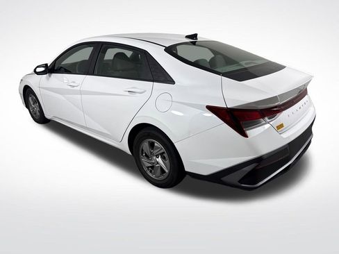 Certified 2024 Hyundai Elantra SE FWD image 6