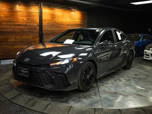 Used 2025 Toyota Camry SE image 2