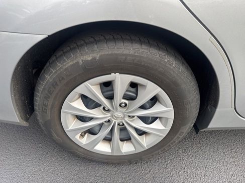 Used 2015 Toyota Camry LE image 17