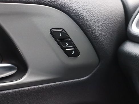 Used 2025 Chrysler Pacifica Select FWD image 32
