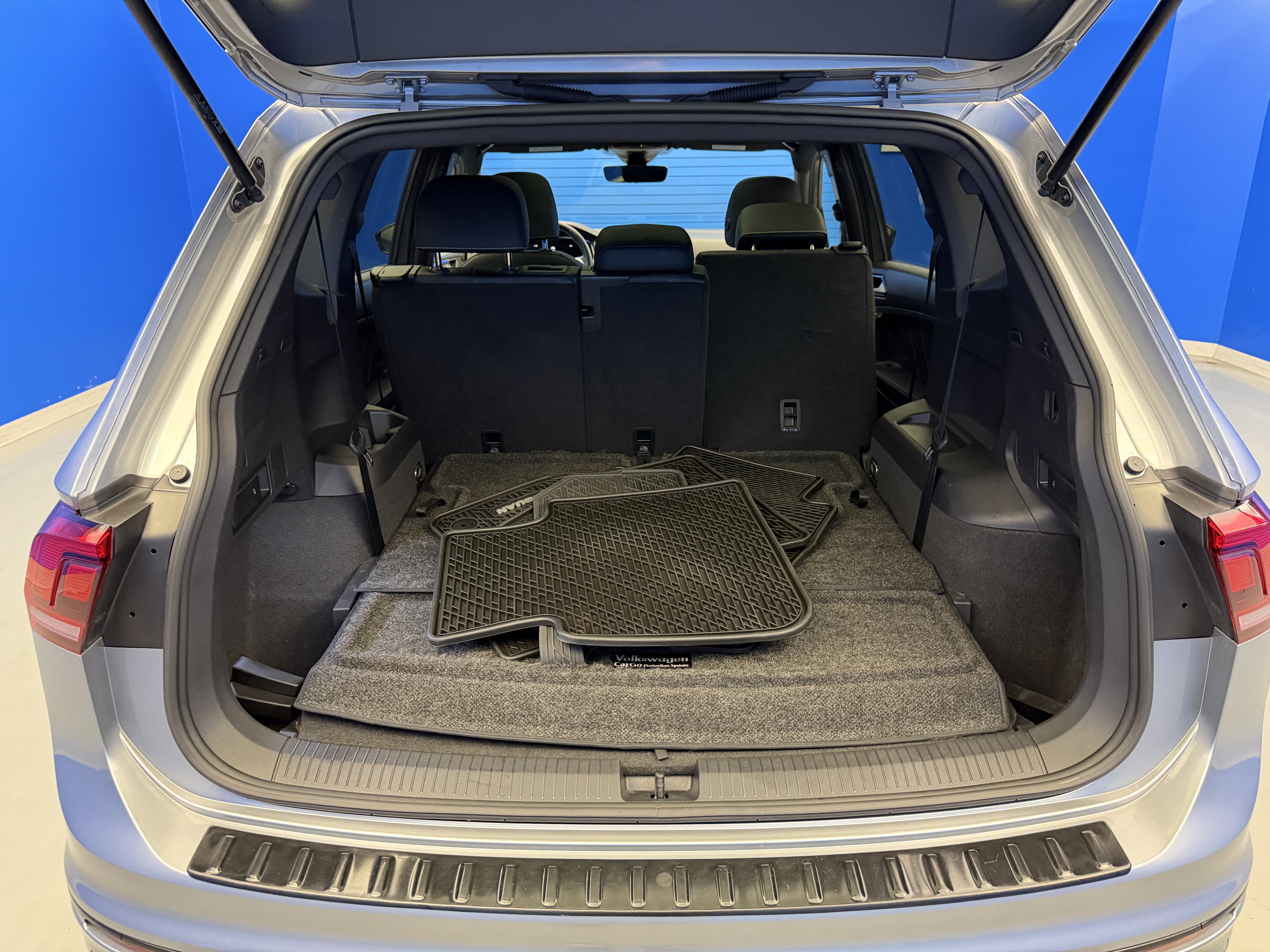 Used 2023 Volkswagen Tiguan SE R-Line FWD image 28