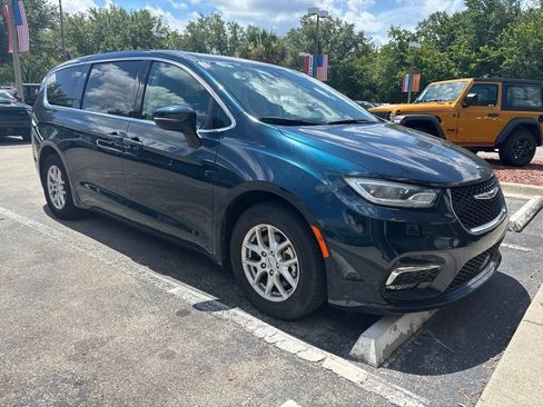 Used 2023 Chrysler Pacifica Touring-L FWD image 2