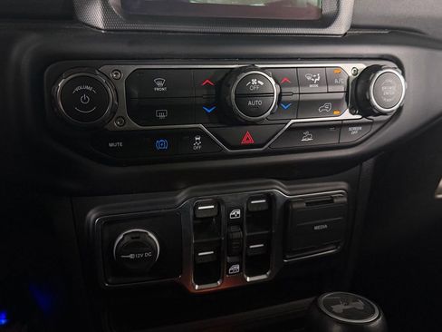 Used 2022 Jeep Wrangler Unlimited Sahara AWD/4WD image 19