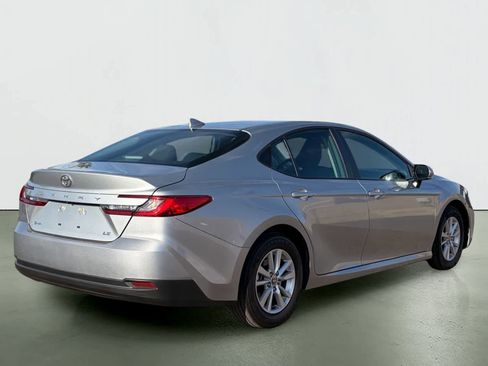 Used 2025 Toyota Camry LE image 5
