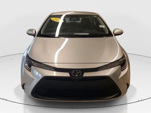 Used 2023 Toyota Corolla LE image 2