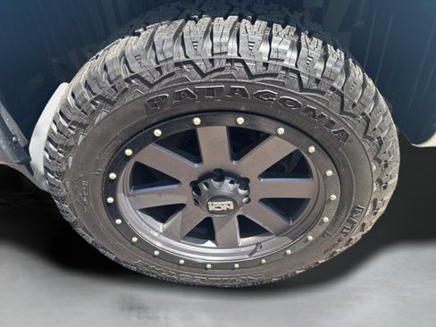 Used 2018 Nissan Titan S AWD/4WD image 11