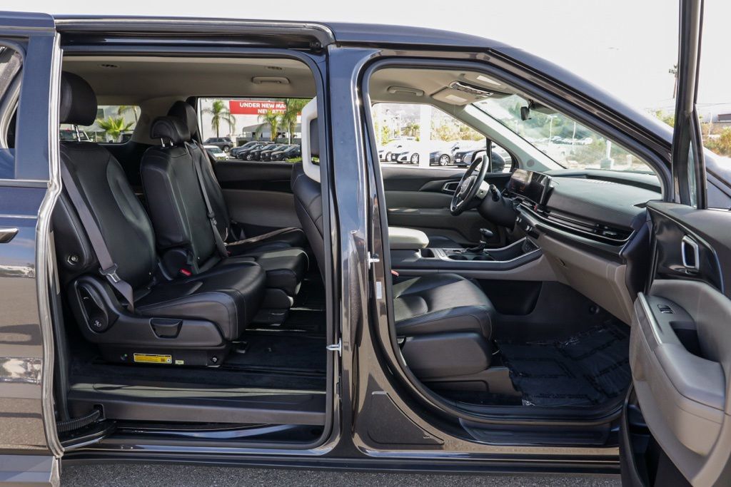 Used 2025 Kia Carnival FWD image 20