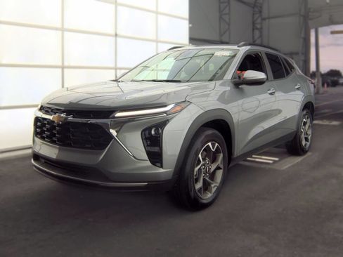 Used 2025 Chevrolet Trax LT w/ LT Convenience Package FWD image 1