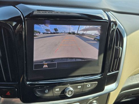 Used 2022 Chevrolet Traverse LT FWD image 16