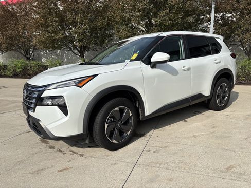 Used 2024 Nissan Rogue SV image 3