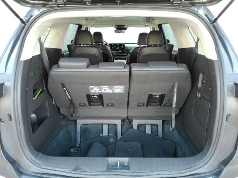 Used 2025 Kia Carnival FWD image 24