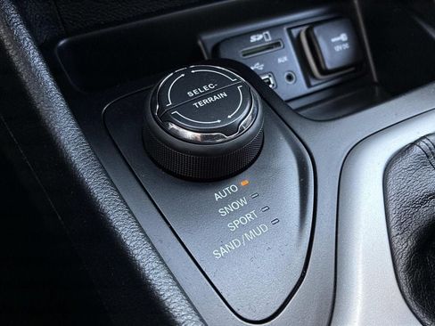 Used 2014 Jeep Cherokee Latitude w/ Comfort/Convenience Group AWD/4WD image 30