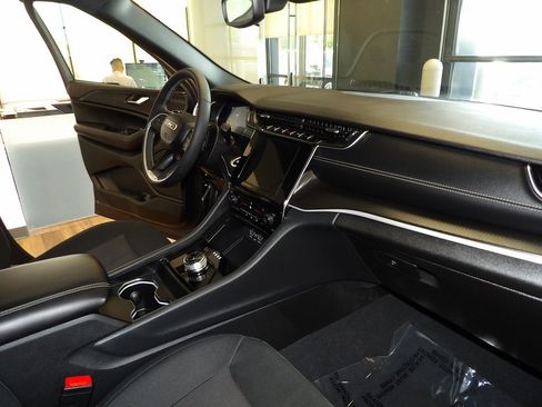 Used 2024 Jeep Grand Cherokee Laredo w/ Luxury Tech Group I AWD/4WD image 13