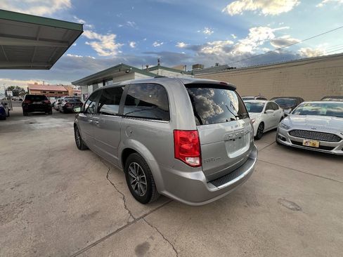 Used 2017 Dodge Grand Caravan SXT FWD image 5