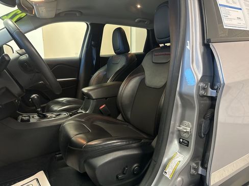 Used 2022 Jeep Cherokee Trailhawk w/ Comfort/Convenience Group image 8