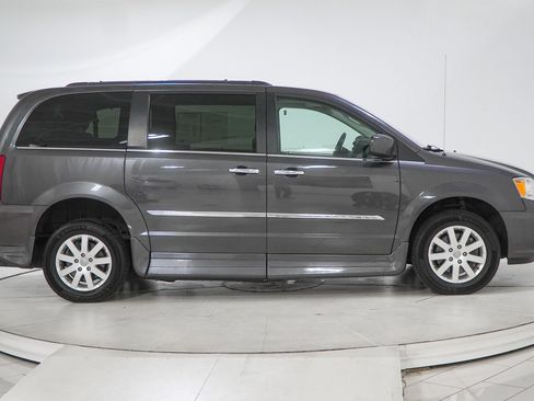 Used 2016 Chrysler Town & Country Touring w/ Driver Convenience Group FWD image 12