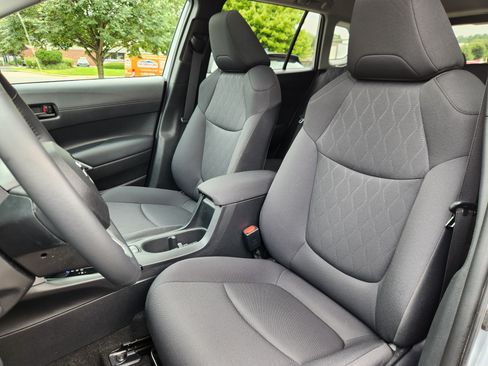 Used 2023 Toyota Corolla Cross LE w/ Moonroof Package AWD/4WD image 7