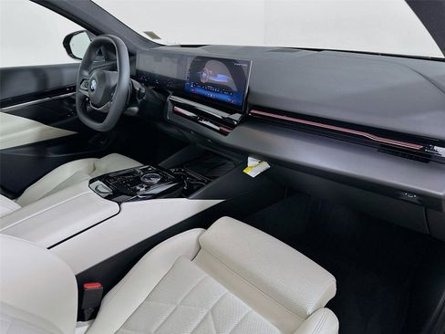 Used 2025 BMW 530i xDrive 530i xDrive w/ Premium Package image 31