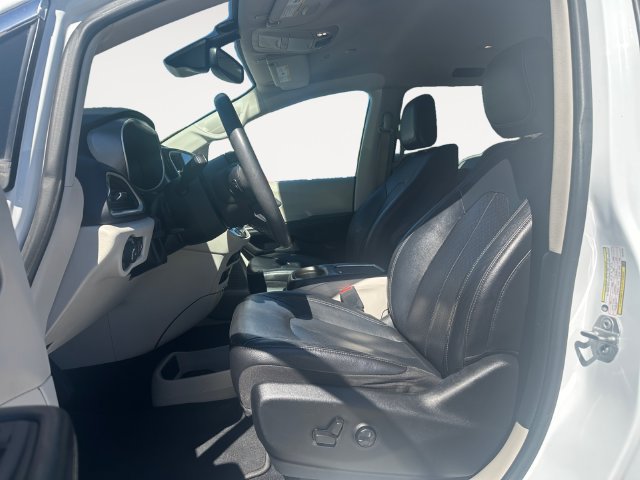 Used 2022 Chrysler Pacifica Touring-L FWD image 9
