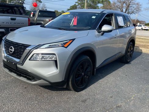 Used 2023 Nissan Rogue SV image 2