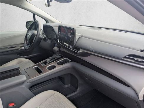 Used 2024 Toyota Sienna LE FWD image 18