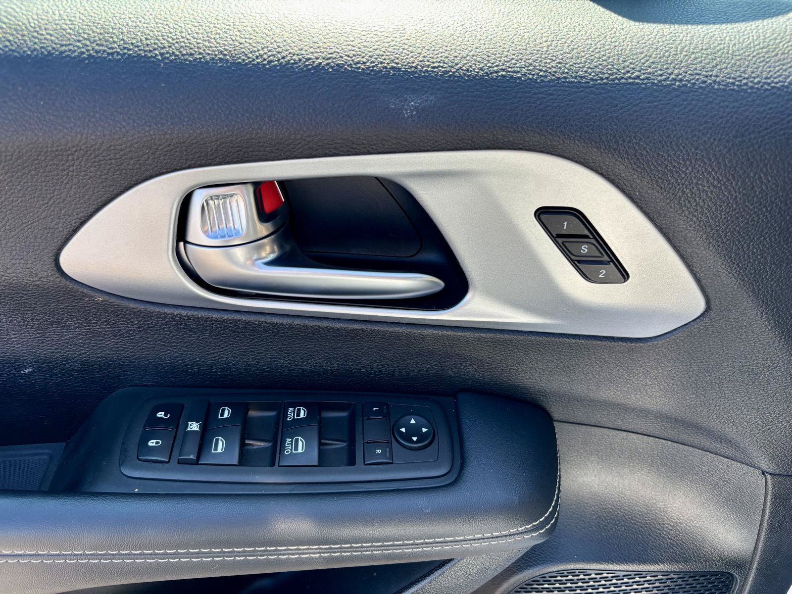 Used 2023 Chrysler Pacifica Touring-L w/ S Appearance Package AWD/4WD image 19