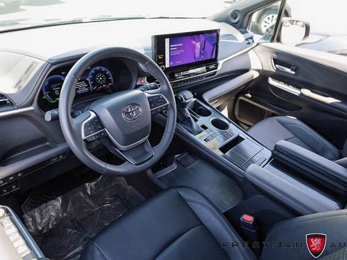 Used 2025 Toyota Sienna XLE Woodland Edition AWD/4WD image 22