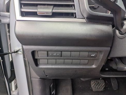 Used 2025 Mitsubishi Outlander SE FWD image 16