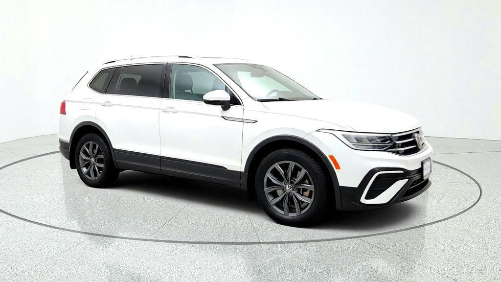 Used 2022 Volkswagen Tiguan SE w/ Panoramic Sunroof Package AWD/4WD image 3