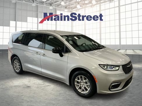 New 2026 Chrysler Pacifica Select image 7