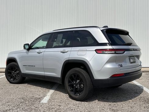 Used 2025 Jeep Grand Cherokee Altitude AWD/4WD image 5