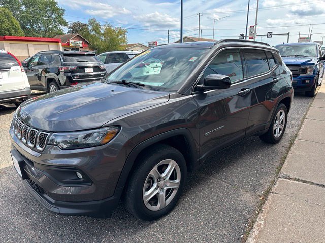 Used 2023 Jeep Compass Latitude w/ Convenience Group AWD/4WD image 3