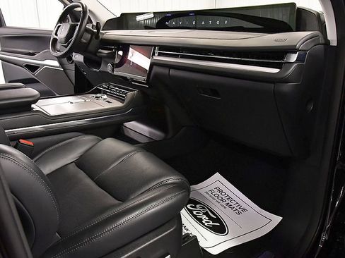 Used 2025 Lincoln Navigator Reserve AWD/4WD image 30
