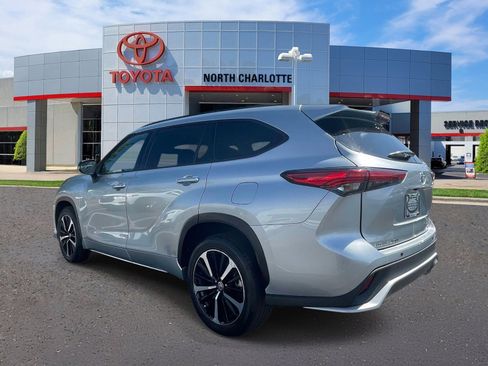 Used 2022 Toyota Highlander XSE AWD/4WD image 4