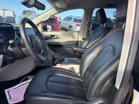 Used 2023 Chrysler Pacifica Touring-L image 5