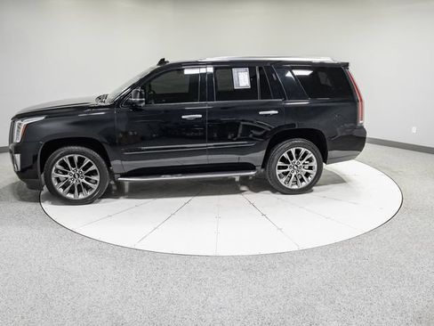 Used 2020 Cadillac Escalade Luxury w/ Escalade Sport Edition AWD/4WD image 36