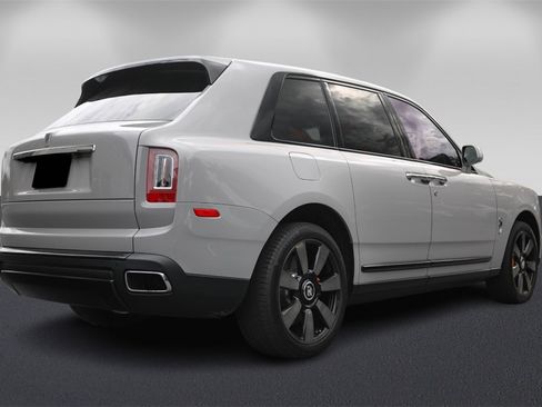 Used 2022 Rolls-Royce Cullinan w/ Dark Exterior Package image 3