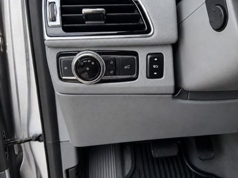 Used 2018 Lincoln Navigator L Select RWD image 12