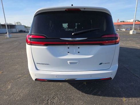 Used 2023 Chrysler Pacifica Limited image 7