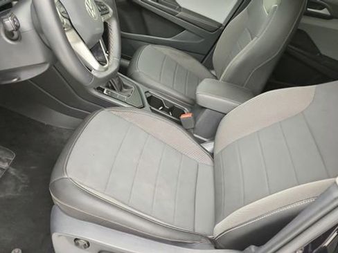 Used 2024 Volkswagen Taos SE image 9