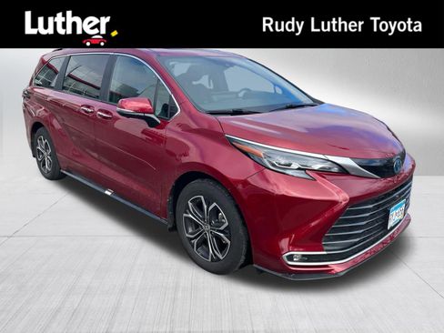 Used 2025 Toyota Sienna Platinum image 1