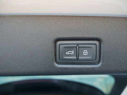 Used 2025 Audi Q5 Premium w/ Convenience Package image 24