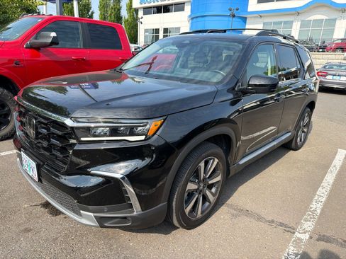 Used 2025 Honda Pilot Touring image 1